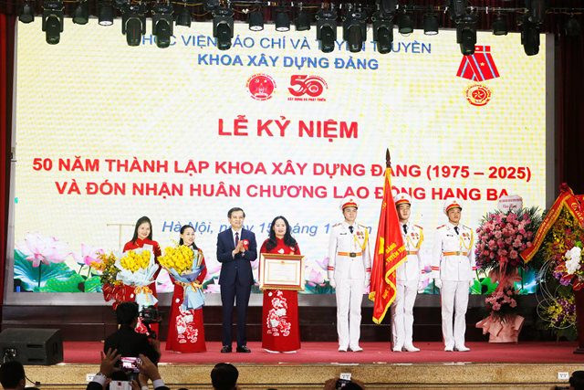 Khoa Xây dựng Đảng (Học viện Báo chí và Tuyên truyền) kỷ niệm 50 năm thành lập và đón nhận Huân chương Lao động hạng Ba. Ảnh: Sơn Thuỷ.