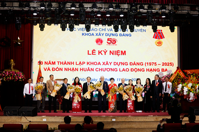 Tặng hoa chúc mừng các thầy cô giáo Khoa Xây dựng Đảng - Học viện Báo chí và Tuyên truyền