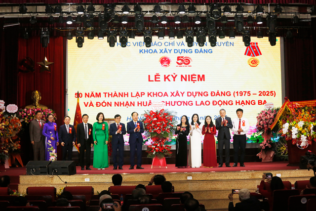 Ban Giám đốc Học viện Báo chí và Tuyên truyền tặng hoa chúc mừng Khoa Xây dựng Đảng