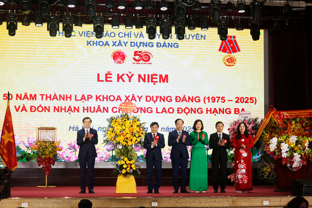 Đảng ủy - Ban Giám đốc Học viện Chính trị Quốc gia Hồ Chí Minh tặng hoa chúc mừng Khoa Xây dựng Đảng 50 năm xây dựng và trưởng thành