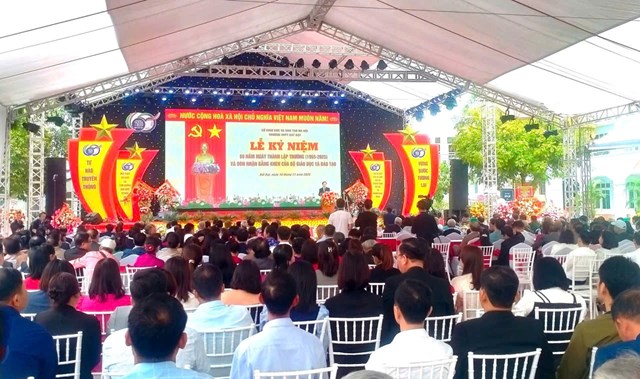 Quang cảnh buổi Lễ kỷ niệm 60 năm TL Trường THPT Bất Bạt và đón nhận Bằng khen của Bộ GDĐT