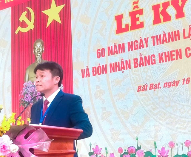 Nhà giáo Nguyễn Thành Long, Bí thư Chi bộ, Hiệu Trưởng Trường THPT Bất Bạt trình bày diễn văn kỷ niệm.