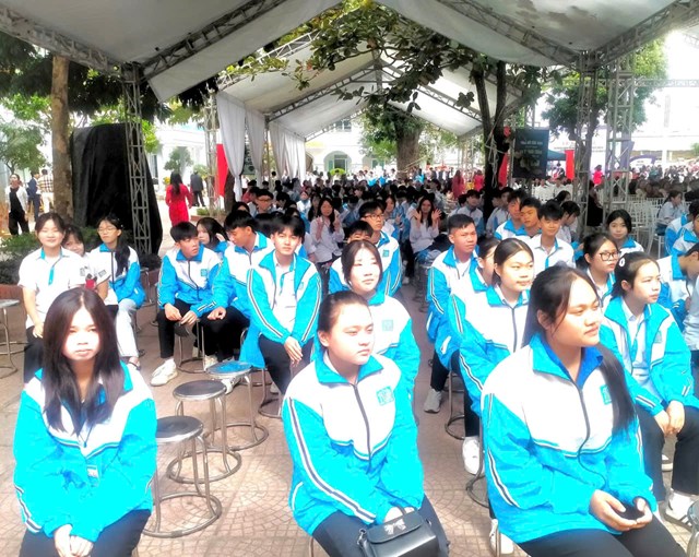 Các em học sinh trong trường dự Lễ kỷ niệm 60 năm TL Trường THPT Bất Bạt và đón nhận Bằng khen của Bộ GDĐT.