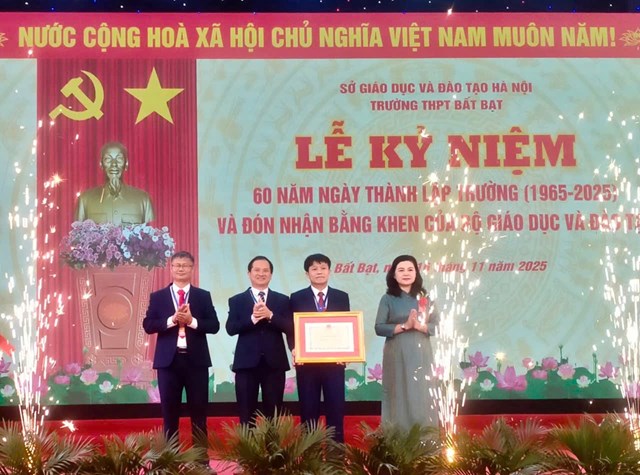Bà Trần Lưu Hoa, Phó giám đốc Sở GDĐT Hà Nội trao Bằng khen của Bộ GDĐT cho nhà trường.