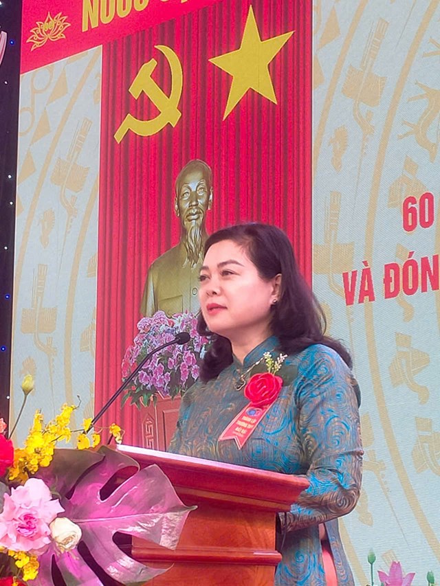 Bà Trần Lưu Hoa, Phó Giám đốc Sở GDĐT Hà Nội phát biểu chúc mừng.