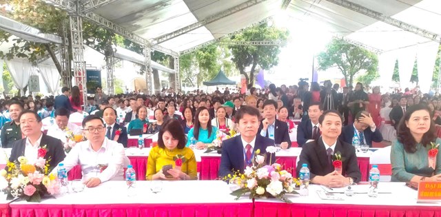 Đại biểu dự Lễ kỷ niệm 60 năm thành lập Trường THPT Bất Bạt và đón nhận Bằng khen của Bộ GDĐT.