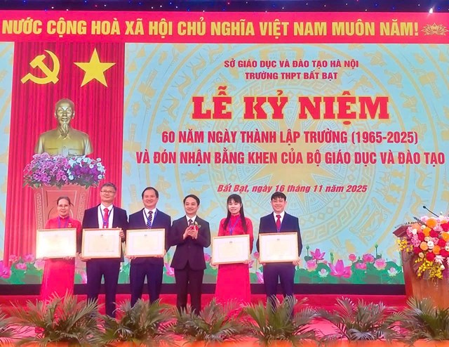 Bí thư Đảng ủy xã Bất Bạt trao Bằng khen cho cán bộ, giáo viên nhà trường.