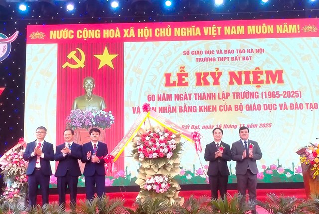 Lãnh đạo Đảng ủy, HĐND, UBND xã Bất Bạt tặng hoa chúc mừng nhà trường