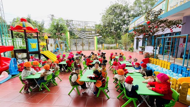 C&ocirc; gi&aacute;o tận t&igrave;nh hướng dẫn con trẻ