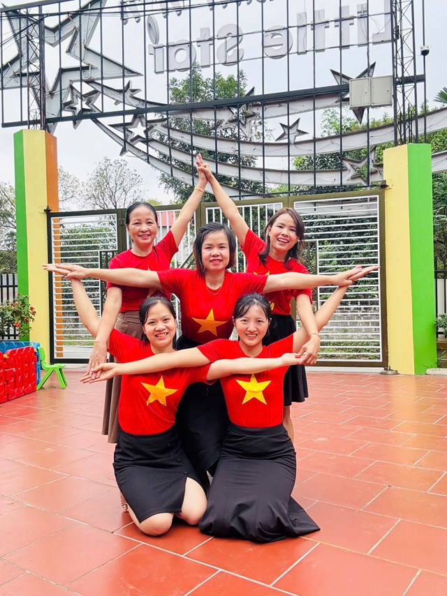 Đội ngũ cán bộ giáo viên nhân viên đoàn kết, yêu nghề, mến trẻ.