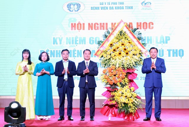 Phó Chủ tịch UBND tỉnh Nguyễn Huy Ngọc tặng hoa chúc mừng Bệnh viện Đa khoa tỉnh Phú Thọ.