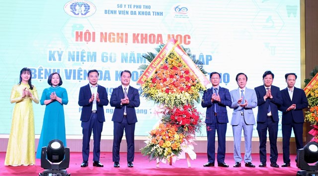 Lãnh đạo Sở Y tế tặng hoa chúc mừng Bệnh viện Đa khoa tỉnh Phú Thọ