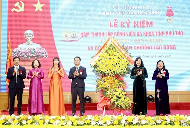 Bà Đào Hồng Lan, Bộ trưởng Bộ Y tế (thứ 2 từ phải sang) tặng hoa chúc mừng Bệnh viện Đa khoa tỉnh Phú Thọ.