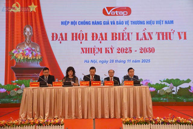 Đoàn Chủ tịch tại Đại hội.