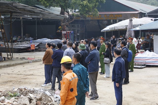 Lực lượng chức năng làm việc tại Chùa Hương.