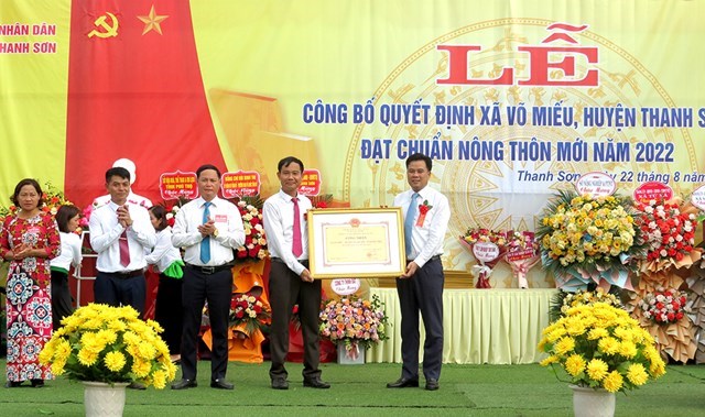 Lãnh đạo huyện Thanh Sơn trao Bằng công nhận danh hiệu xã đạt chuẩn Nông thôn mới cho Đảng bộ, chính quyền và nhân dân xã Võ Miếu.