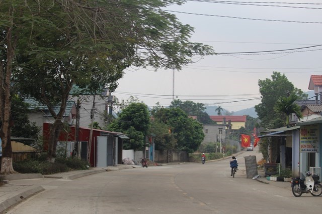 Hệ thống đường giao thông nông thôn trên địa bàn xã Yên Lương khang trang, sạch đẹp. Ảnh: Phi Long.