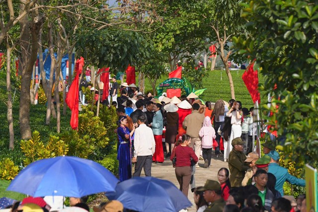 Lễ hội thu h&uacute;t nhiều du kh&aacute;ch tham quan tham dự.