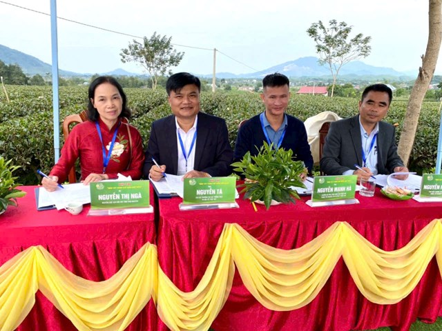 Ban gi&aacute;m khảo cuộc thi "B&agrave;n tay v&agrave;ng chế biến ch&egrave;".