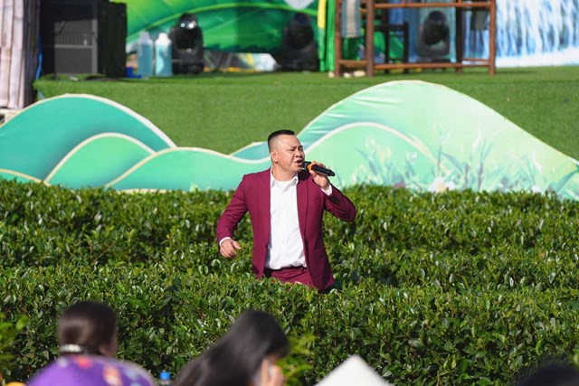 NSND Tự Long tại Lễ hội "Hương sắc danh tr&agrave; Th&aacute;i Nguy&ecirc;n năm 2025".