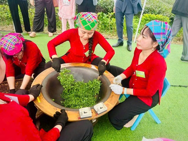 C&aacute;c đội thi đang tranh thủ thời gian để c&oacute; được những ấm tr&agrave; ngon nhất.