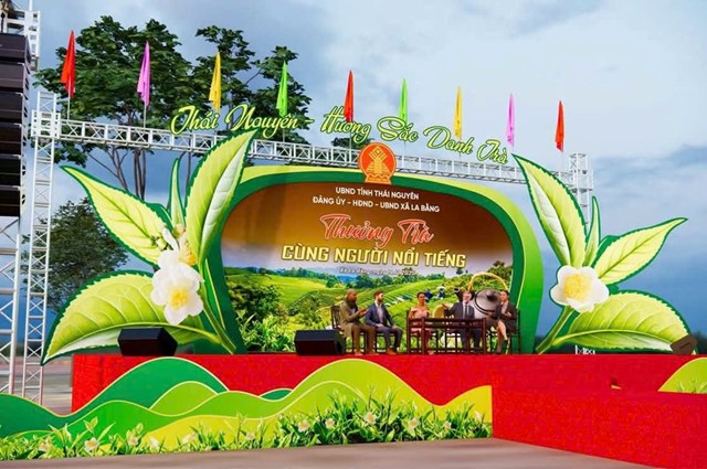 Thưởng tr&agrave; c&ugrave;ng người nổi tiếng.