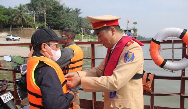 Lực lượng Cảnh sát đường thủy hướng dẫn cách phòng tránh tai nạn giao thông và quy định về trang bị áo phao, dụng cụ cứu sinh.