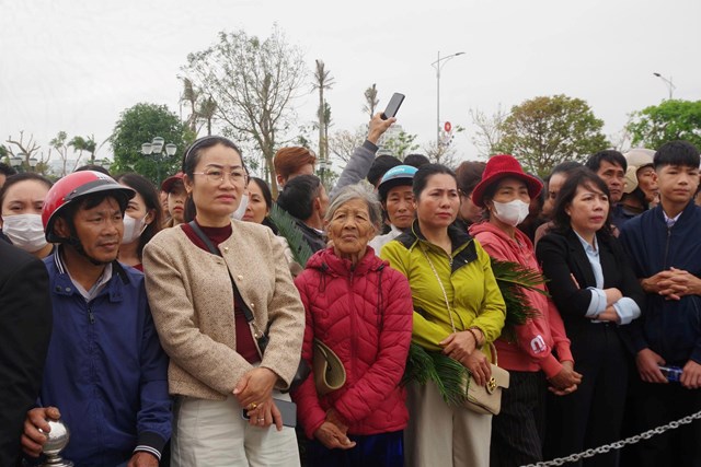 Người th&acirc;n tiễn ch&acirc;n c&aacute;c chiến sĩ l&ecirc;n đường nhập ngũ