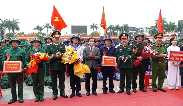 B&iacute; thư Tỉnh uỷ Nguyễn Văn Phương thăm hỏi, tặng qu&agrave; động vi&ecirc;n c&aacute;c t&acirc;n binh