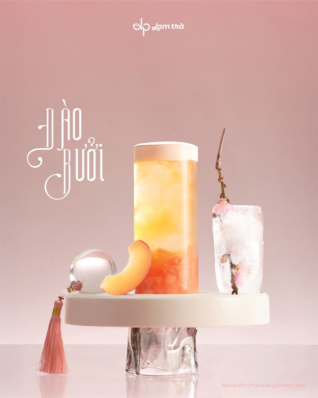 Tr&agrave; &Ocirc; Long Đ&agrave;o Bưởi của Lam Tr&agrave; l&agrave; sự kết hợp của nền tr&agrave; &ocirc; long trong veo c&ugrave;ng những t&eacute;p bưởi tươi mọng đan xen c&ugrave;ng đ&agrave;o hạt lựu gi&ograve;n nhẹ, chạm tho&aacute;ng nơi đầu lưỡi (Ảnh: Lam Tr&agrave;)