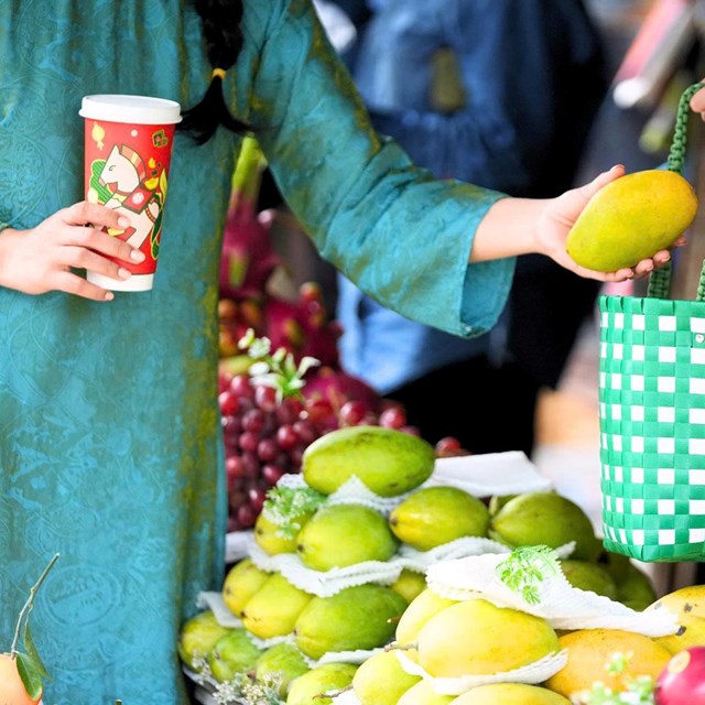 Trong những ng&agrave;y Tết, khi khẩu vị c&oacute; xu hướng t&igrave;m đến sự dễ chịu v&agrave; c&acirc;n bằng, xo&agrave;i trở th&agrave;nh loại quả c&oacute; khả năng &ldquo;&ocirc;m trọn&rdquo; nhiều tầng hương vị (Ảnh: Ph&uacute;c Long Coffee &amp; Tea)