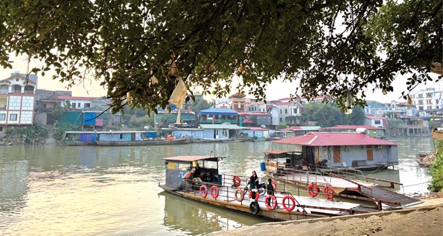 L&agrave;ng nghề Thổ H&agrave; y&ecirc;n b&igrave;nh b&ecirc;n bờ s&ocirc;ng Cầu (Bắc Ninh).