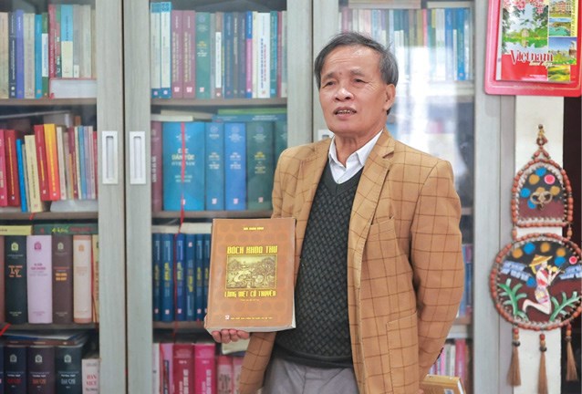 PGS.TS. B&ugrave;i Xu&acirc;n Đ&iacute;nh b&ecirc;n cạnh c&ocirc;ng tr&igrave;nh nghi&ecirc;n cứu &ldquo;B&aacute;ch khoa thư L&agrave;ng Việt cổ truyền&rdquo; &ndash; tư liệu qu&yacute; gi&aacute; về chiều s&acirc;u văn h&oacute;a Việt. (Ảnh: NVCC).