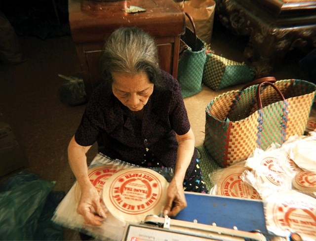 B&agrave; H&agrave; cần mẫn ho&agrave;n thiện bước đ&oacute;ng g&oacute;i sản phẩm cuối c&ugrave;ng trước khi xuất ra thị trường.