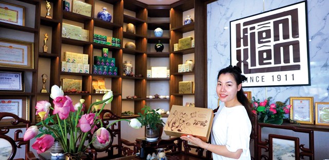 Chị Đinh Thị Hiền &ndash; người đại diện thế hệ kế cận của thương hiệu Hiền Xi&ecirc;m, nỗ lực đưa tr&agrave; truyền thống tiếp cận thị trường hiện đại.