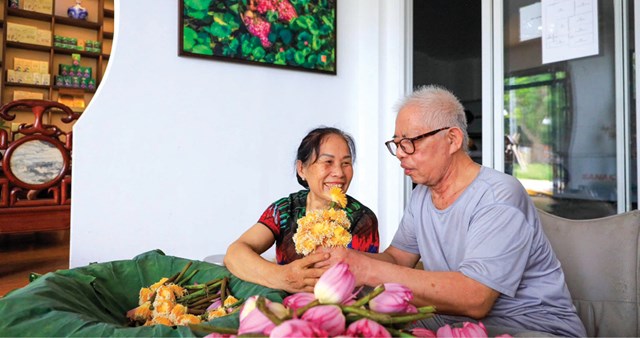 Nghệ nh&acirc;n Ng&ocirc; Văn Xi&ecirc;m v&agrave; b&agrave; Lưu Thị Hiền c&ugrave;ng nhau miệt m&agrave;i giữ lửa nghề trong mỗi m&ugrave;a sen Hồ T&acirc;y.