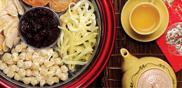 V&agrave;o ng&agrave;y tết, người Việt thường thưởng tr&agrave; c&ugrave;ng c&aacute;c loại mứt ngọt truyền thống kh&aacute;c nhau.