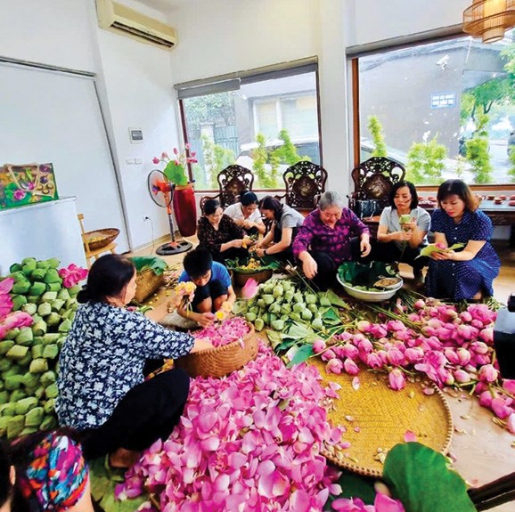 Nghệ thuật ướp tr&agrave; sen T&acirc;y Hồ l&agrave; một di sản phi vật thể qu&yacute; b&aacute;u, đ&ograve;i hỏi sự ki&ecirc;n nhẫn v&agrave; tỉ mỉ tuyệt đối từ người nghệ nh&acirc;n.