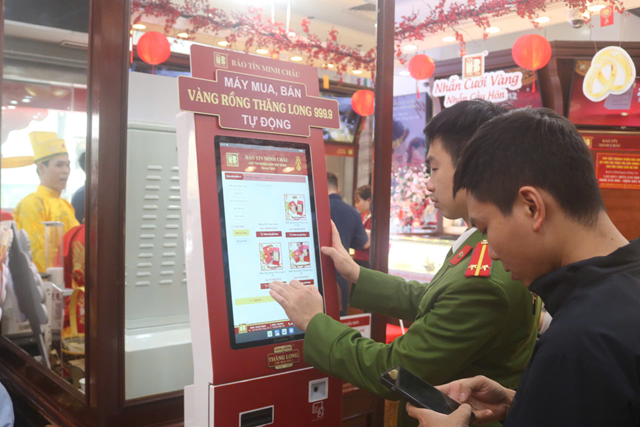 Hà Nội: Người dân đội mưa xếp hàng mua vàng ngày vía Thần Tài - Ảnh 4