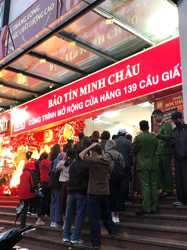 Hà Nội: Người dân đội mưa xếp hàng mua vàng ngày vía Thần Tài - Ảnh 2