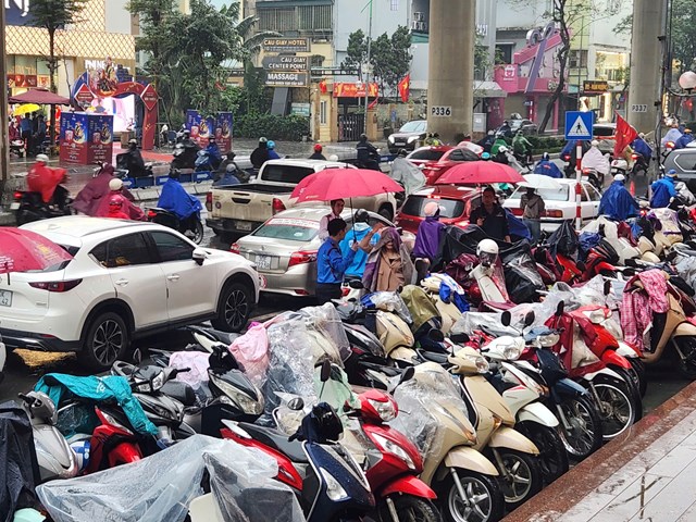 Hà Nội: Người dân đội mưa xếp hàng mua vàng ngày vía Thần Tài - Ảnh 3