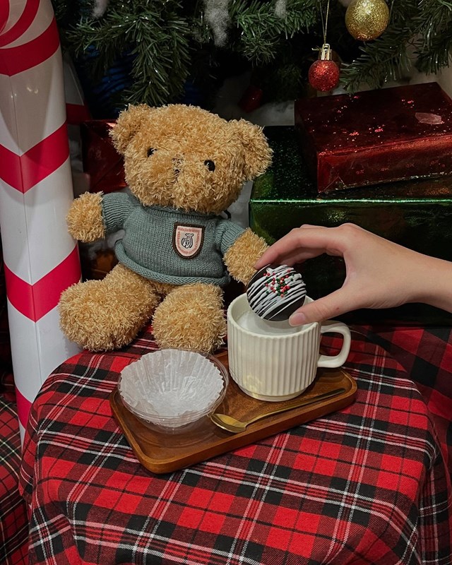 Hoca Caf&eacute; với những vi&ecirc;n Chocolate Bomb được chuẩn bị tỉ mỉ, kết hợp sữa n&oacute;ng thơm ngậy, tạo th&agrave;nh ly đồ uống vừa ngon mắt vừa ngon miệng (Ảnh: Hoca Caf&eacute;)