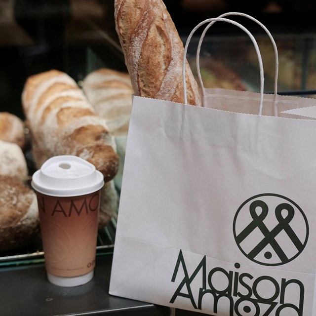 Maison Amoza Coffee &amp; Bakehouse chinh phục thực kh&aacute;ch với phong c&aacute;ch ch&acirc;u &Acirc;u cổ điển, hương cacao đậm đ&agrave;, tạo n&ecirc;n cảm gi&aacute;c sang trọng nhưng gần gũi (Ảnh: Maison Amoza Coffee &amp; Bakehouse)