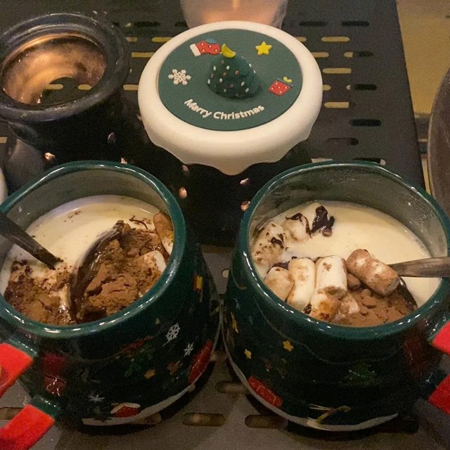 Gạt T&agrave;n Coffee ở Văn Cao, T&acirc;y Hồ cũng l&agrave; điểm đến quen thuộc cho những ai y&ecirc;u th&iacute;ch kh&ocirc;ng gian vintage, đồng thời phục vụ Chocolate Bomb chất lượng, gi&uacute;p bạn vừa thưởng thức hương vị ngọt ng&agrave;o vừa tận hưởng bầu kh&ocirc;ng kh&iacute; cổ điển, thư gi&atilde;n (Ảnh: Gạt T&agrave;n Coffee)