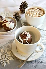 Chocolate Bomb l&agrave; một trong những xu hướng đồ uống m&ugrave;a đ&ocirc;ng được y&ecirc;u th&iacute;ch, thu h&uacute;t những t&iacute;n đồ chocolate bởi trải nghiệm thị gi&aacute;c v&agrave; vị gi&aacute;c độc đ&aacute;o (Ảnh minh họa)