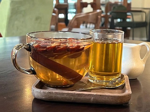 Cullinan Coffee l&agrave; điểm đến l&yacute; tưởng. Qu&aacute;n mang đến kh&ocirc;ng gian ấm c&uacute;ng, y&ecirc;n tĩnh, c&ugrave;ng những t&aacute;ch tr&agrave; thảo mộc được pha chế tinh tế, n&oacute;ng hổi (Ảnh: Nguyễn Tất Đạt)