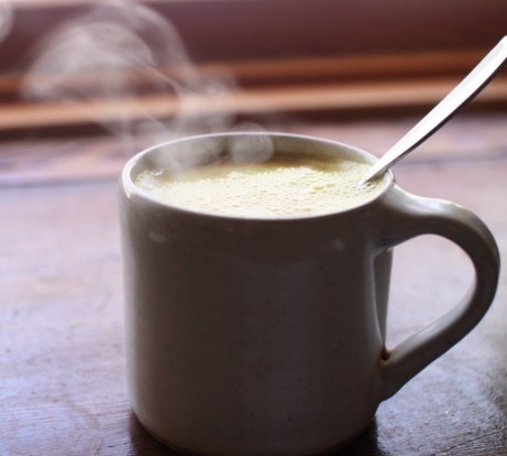 Sữa n&oacute;ng l&agrave; thức uống gắn liền với cảm gi&aacute;c ấm &aacute;p v&agrave; an l&agrave;nh, đặc biệt trong những ng&agrave;y đ&ocirc;ng se lạnh (Ảnh minh họa) &nbsp;