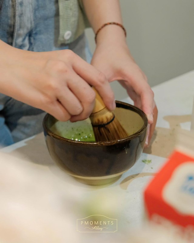 Kh&ocirc;ng chỉ vẽ ly, khi đến với P Moments Coffee, kh&aacute;ch h&agrave;ng c&ograve;n được tự tay đ&aacute;nh matcha (Ảnh: P Moments Coffee)