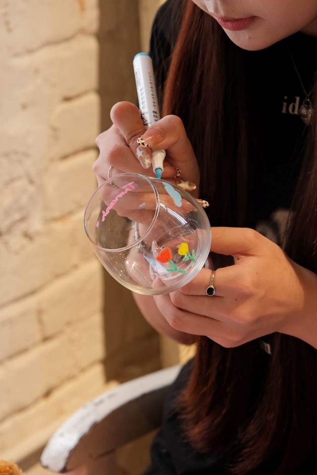 Sự kết hợp giữa kh&ocirc;ng gian, m&agrave;u sắc v&agrave; m&ugrave;i hương tr&agrave; tạo n&ecirc;n trải nghiệm to&agrave;n diện, khiến kh&aacute;ch h&agrave;ng dễ d&agrave;ng thả lỏng tinh thần, tập trung v&agrave;o những chi tiết nhỏ v&agrave; tận hưởng niềm vui từ việc s&aacute;ng tạo (Ảnh: P Moments Coffee)