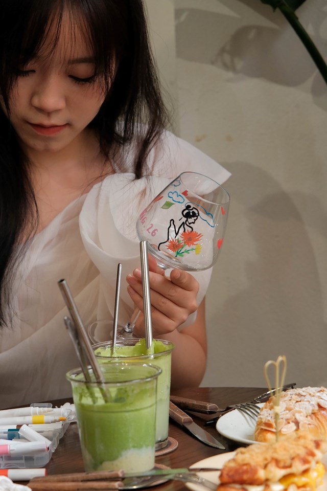 Điều khiến trải nghiệm vẽ ly matcha trở n&ecirc;n đặc biệt l&agrave; khả năng đ&aacute;nh thức tất cả c&aacute;c gi&aacute;c quan. Tay cầm b&uacute;t, mắt quan s&aacute;t m&agrave;u sắc, mũi ngửi hương tr&agrave;, miệng nh&acirc;m nhi vị thanh m&aacute;t, cả cơ thể như được thư gi&atilde;n to&agrave;n diện (Ảnh: P Moments Coffee)